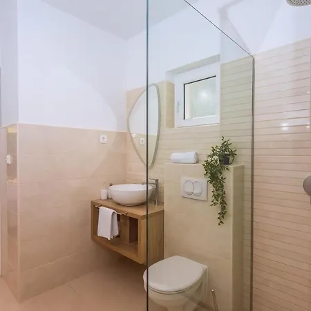 Beachfront Casa Ahoi With 2 Bedrooms, Heated Pool, Amazing Sea Views Omiš