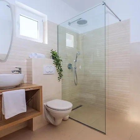 Villa Beachfront Casa Ahoi With 2 Bedrooms, Heated Pool, Amazing Sea Views Omiš