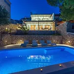 Villa Beachfront Casa Ahoi With 2 Bedrooms, Heated Pool, Amazing Sea Views Omiš