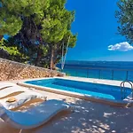Beachfront Casa Ahoi With 2 Bedrooms, Heated Pool, Amazing Sea Views Omiš