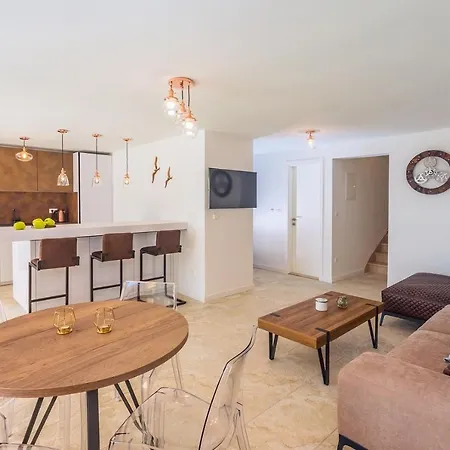 Beachfront Casa Ahoi With 2 Bedrooms, Heated Pool, Amazing Sea Views *